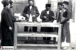 کارمندان اداره پست زمان قاجار/عکس