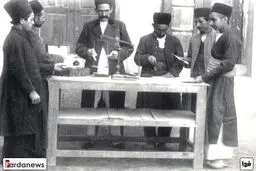 کارمندان اداره پست زمان قاجار/عکس