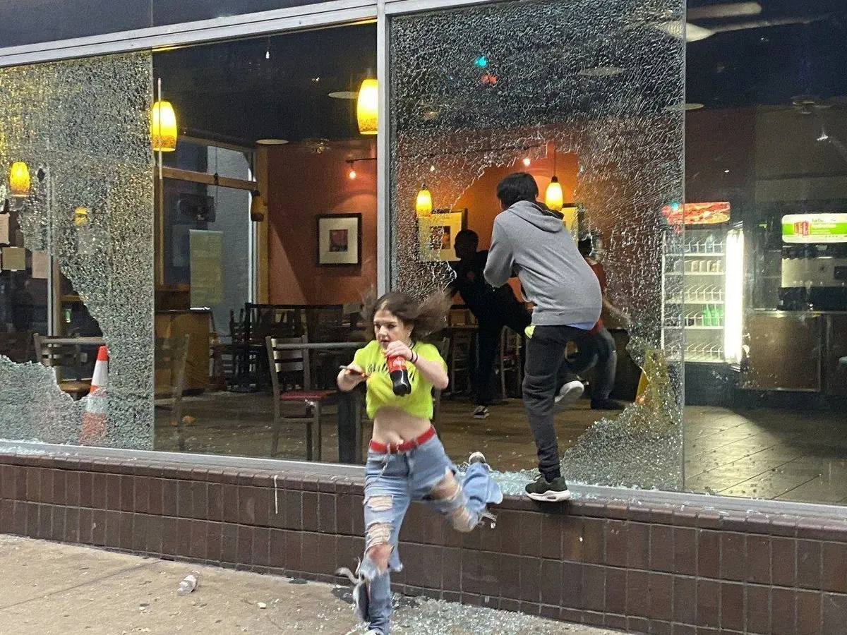 از نمادین‌ترین عکس‌های اعتراضات این روزهای آمریکا!