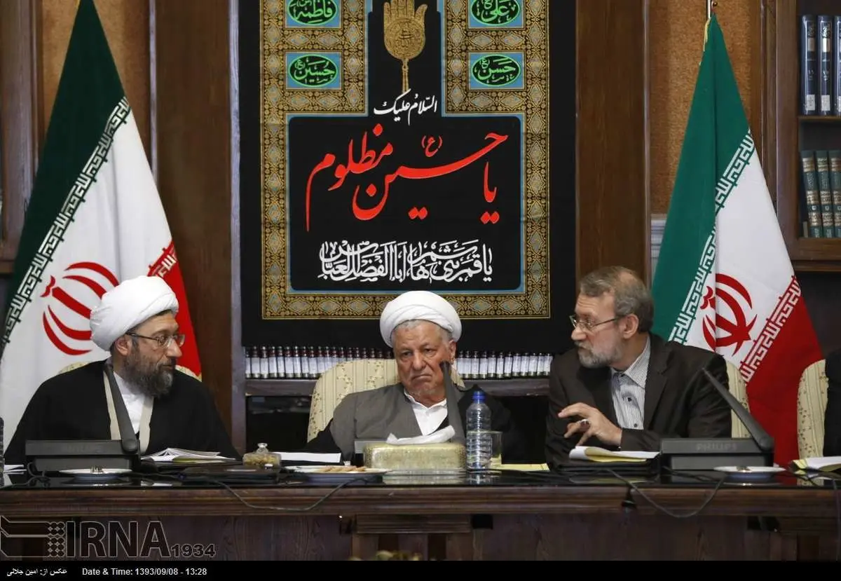 هاشمی رفسنجانی در میان گفت‌وگوی برادران لاریجانی/ عکس