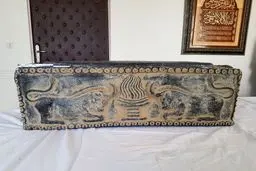 تصویری از تابوت سفالی منقش به خط ميخی فارسی