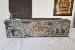 تصویری از تابوت سفالی منقش به خط ميخی فارسی