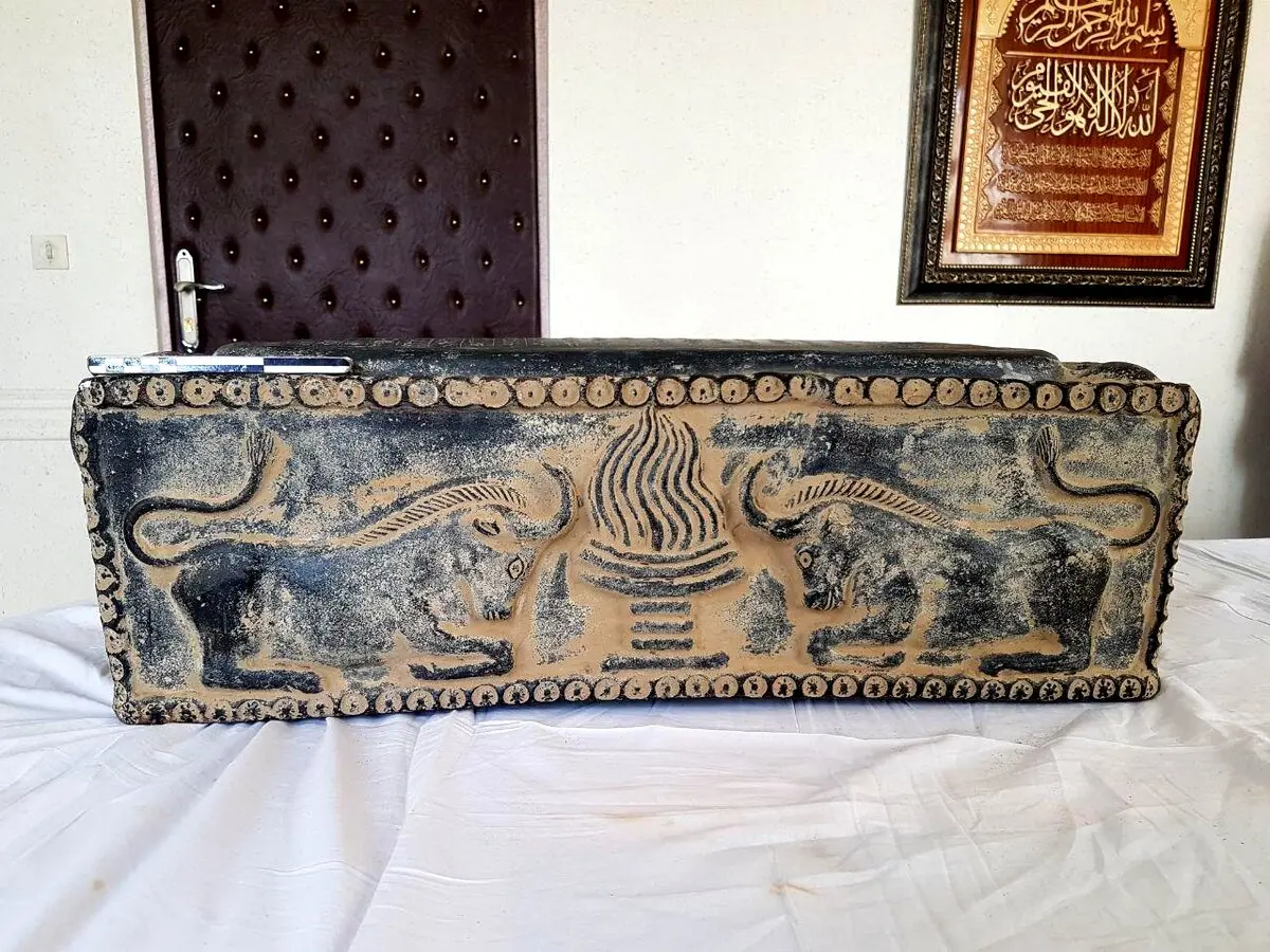 تصویری از تابوت سفالی منقش به خط ميخی فارسی