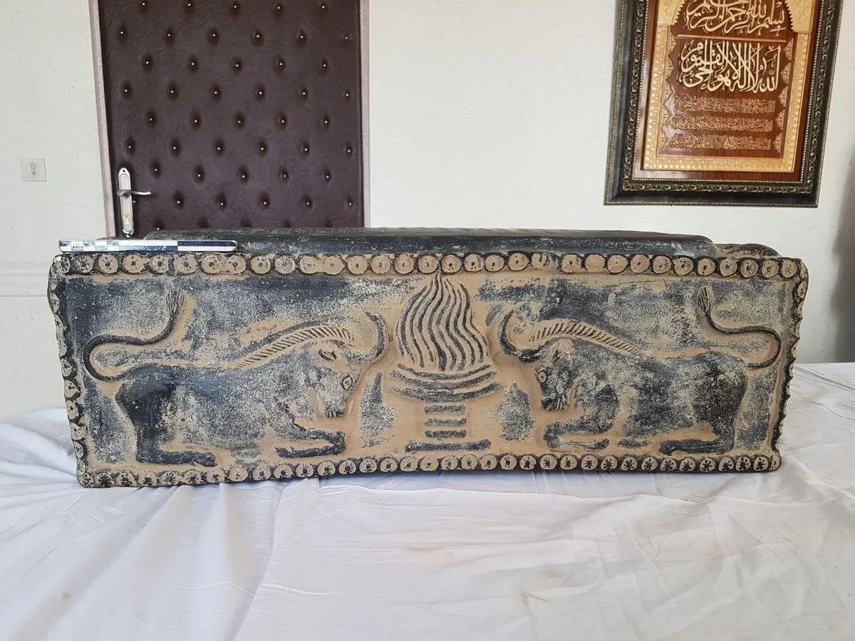 تصویری از تابوت سفالی منقش به خط ميخی فارسی