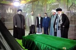 همراهی سیدحسن با رهبری در مرقد مطهر امام/ عکس