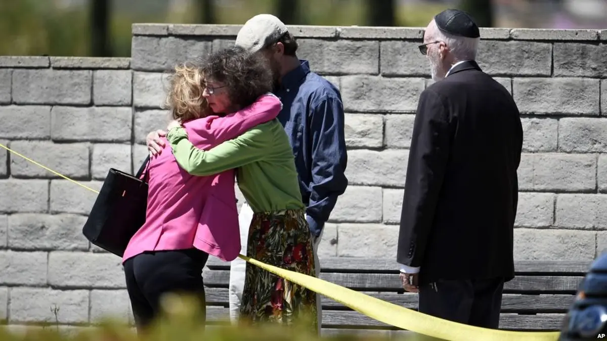 واکنش مقام‌های آمریکا به تیراندازی در کنیسه‌ای در کالیفرنیا/ ترامپ: احتمالا این اقدام ناشی از یهودی‌ستیزی بوده/ مایک پنس: هیچکس نباید در یک عبادتگاه احساس ترس بکند/ پمپئو: تهوع آور بود