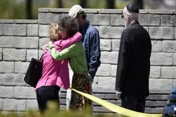 واکنش مقام‌های آمریکا به تیراندازی در کنیسه‌ای در کالیفرنیا/ ترامپ: احتمالا این اقدام ناشی از یهودی‌ستیزی بوده/ مایک پنس: هیچکس نباید در یک عبادتگاه احساس ترس بکند/ پمپئو: تهوع آور بود