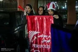 دختران پرسپولیسی پشت درب های ورزشگاه/عکس