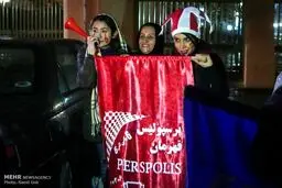 دختران پرسپولیسی پشت درب های ورزشگاه/عکس