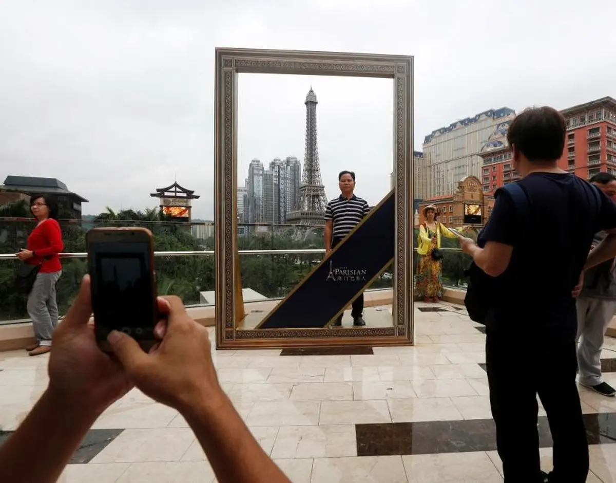 عکس یادگاری با برج ایفل در چین!/عکس