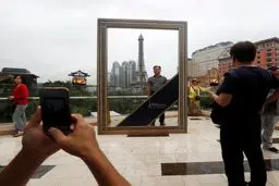 عکس یادگاری با برج ایفل در چین!/عکس