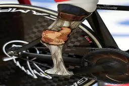 نقشه دزدان دریایی بر پای مصنوعی قهرمان دوچرخه‌سواری ریو/عکس