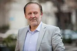 سفیر پیشین ایران در انگلیس: مگر روحانی با خنده امتیازی به طرف مقابل داده؟ / وزیر خارجه عبوس قبلی دستاوردی برای کشور داشته؟