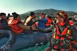 تصویری از بازیگر زن برنده اسکار در کنار آوارگان سوری