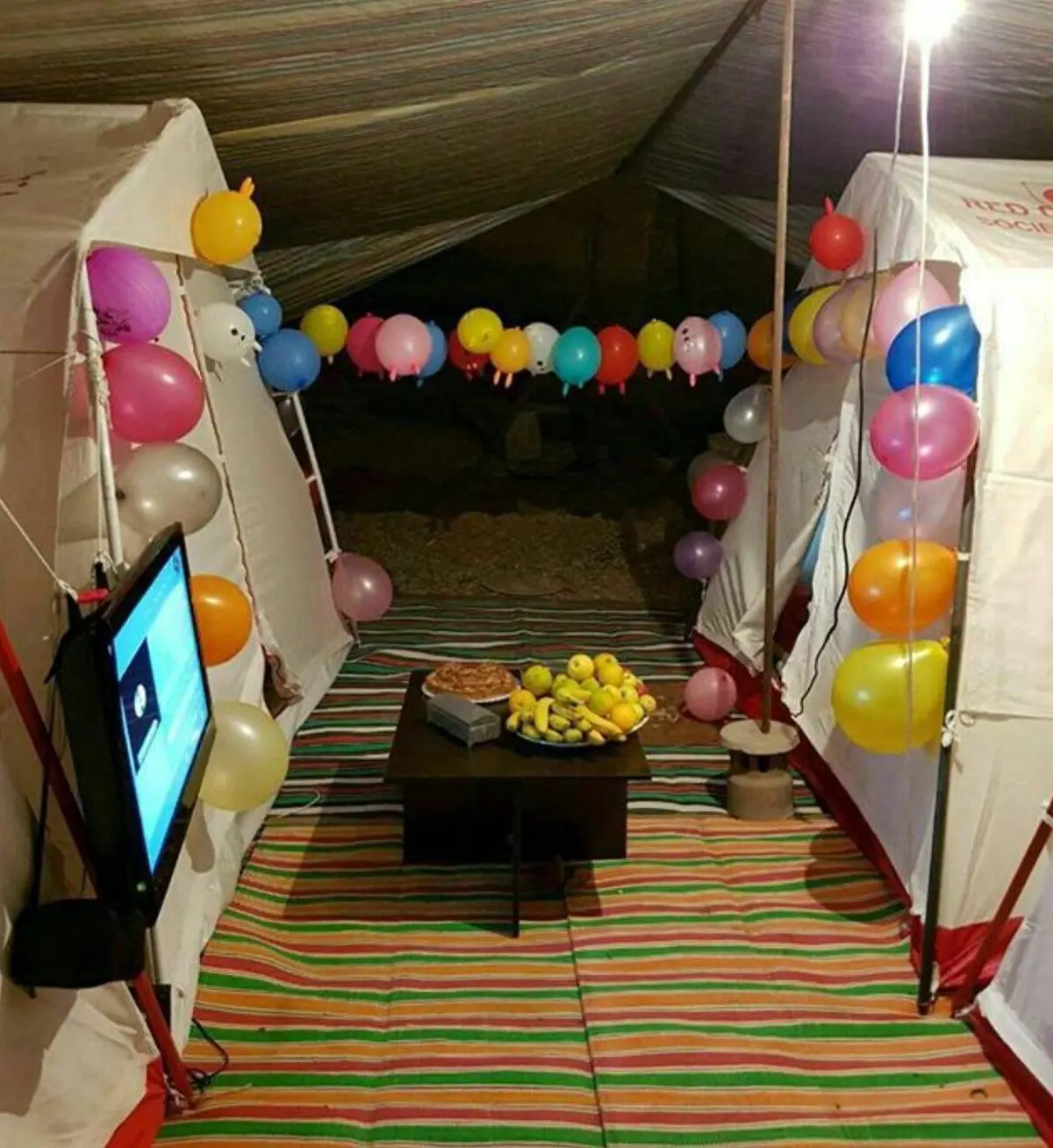 زندگى همچنان جاريست؛ جشن تولد در چادر زلزله زدگان/عکس
