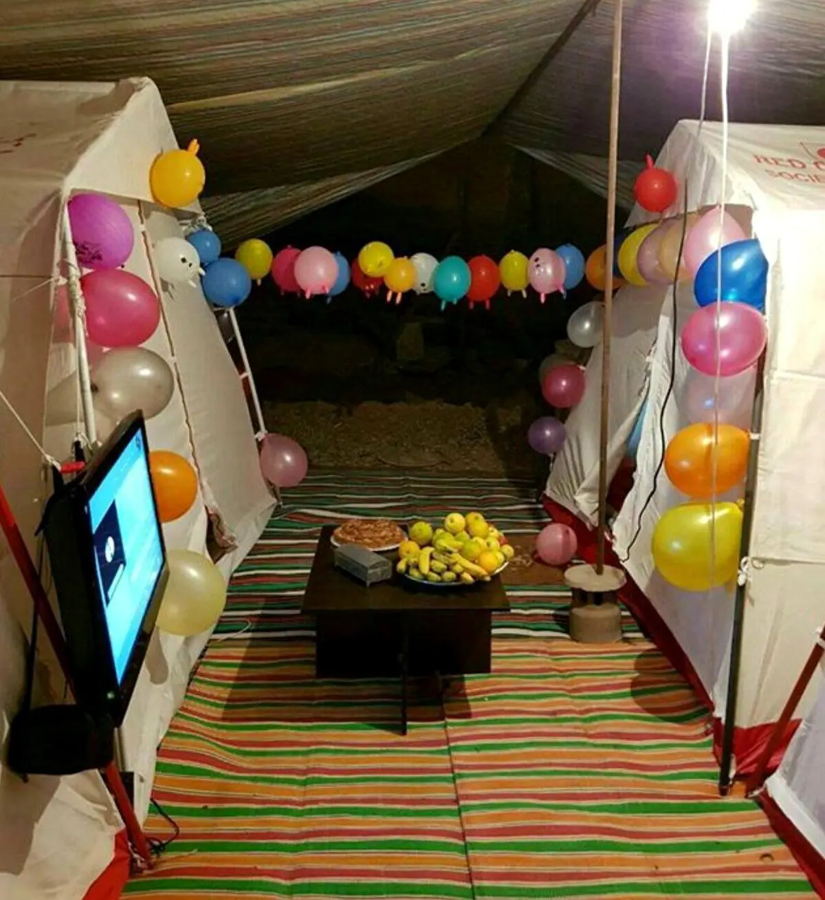 زندگى همچنان جاريست؛ جشن تولد در چادر زلزله زدگان/عکس