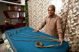 62سال کوتاه‌نکردن ناخن از لجِ معلم!/تصاویر