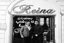 عکس/ فرهاد مجیدی در ورودی یک رستوران