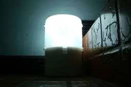 شارژ کردن موبایل با آب نمک! (عکس)