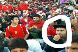 بدل محسن مسلمان در بین تماشاگران دربی/عکس