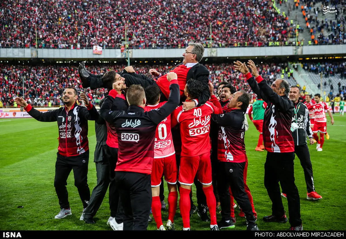 پرواز برانکو روی دست پرسپولیسی‌ها/ عکس