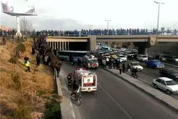 تصاویر/ سقوط اتوبوس از پل لاله به اتوبان چمران