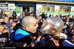 دانش‌آموزانی که برای همدردی با معلم سرطانی‌شان، موی سر خود را تراشیدند /گزارش تصویری