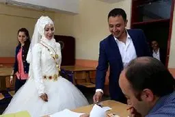 جشن عروسی پای صندوق رای در ترکیه + عکس