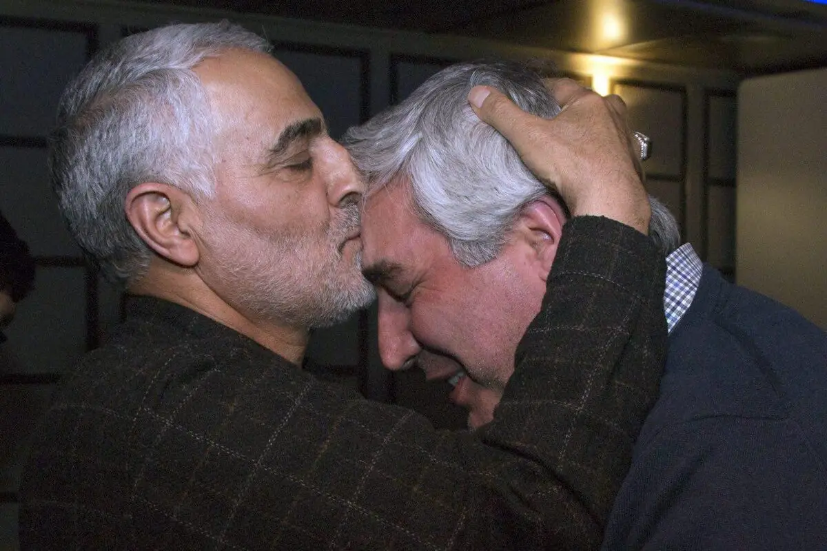 تصویری از بوسه سردار سلیمانی بر پیشانی ابراهیم حاتمی‌کیا بعد از تماشای «به وقت شام»