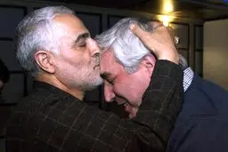 تصویری از بوسه سردار سلیمانی بر پیشانی ابراهیم حاتمی‌کیا بعد از تماشای «به وقت شام»