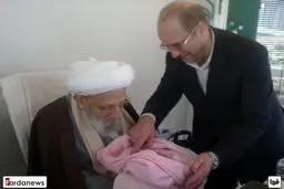 عکس/ اذان آیت‌الله کنی در گوش نوه قالیباف