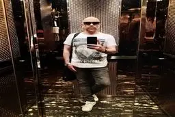 امیر کربلایی زاده و یک سلفی با سر تراشیده و تیپ خاصش