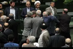 جلوگیری از فحاشی معاون وزیر در صحن مجلس/ عکس