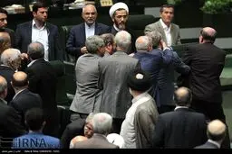 جلوگیری از فحاشی معاون وزیر در صحن مجلس/ عکس