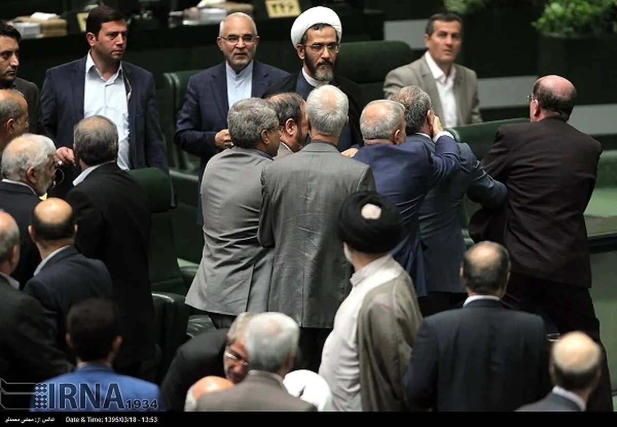 جلوگیری از فحاشی معاون وزیر در صحن مجلس/ عکس