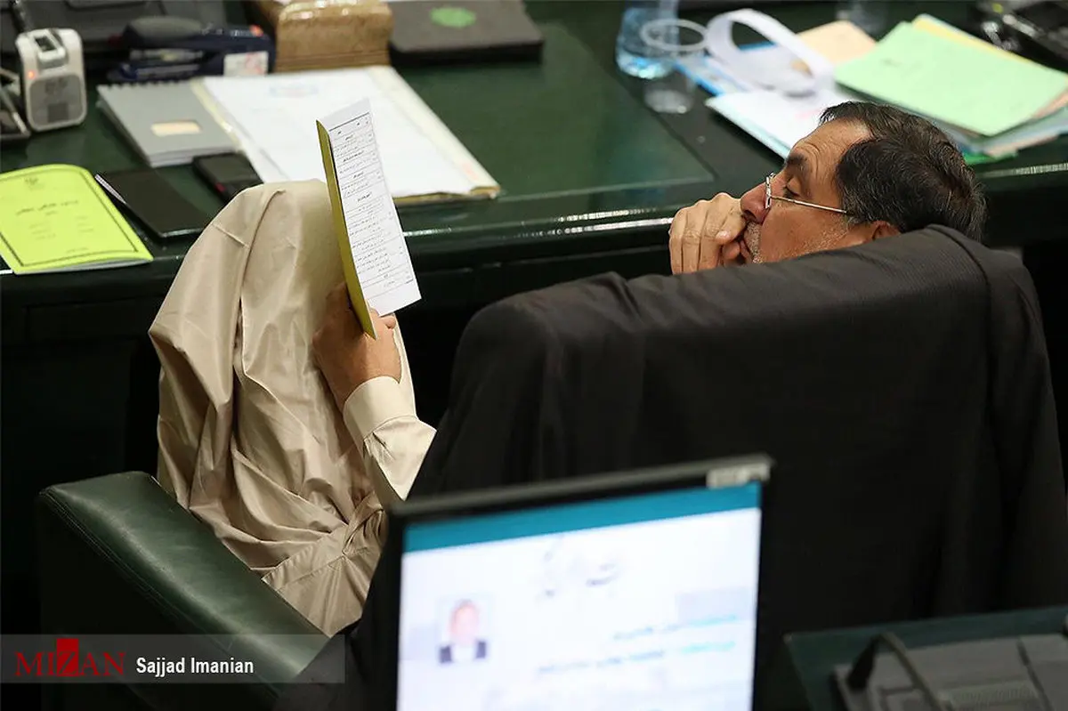 ژست کاملا راحت نماینده مجلس در جلسه علنی!+عکس