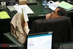 ژست کاملا راحت نماینده مجلس در جلسه علنی!+عکس