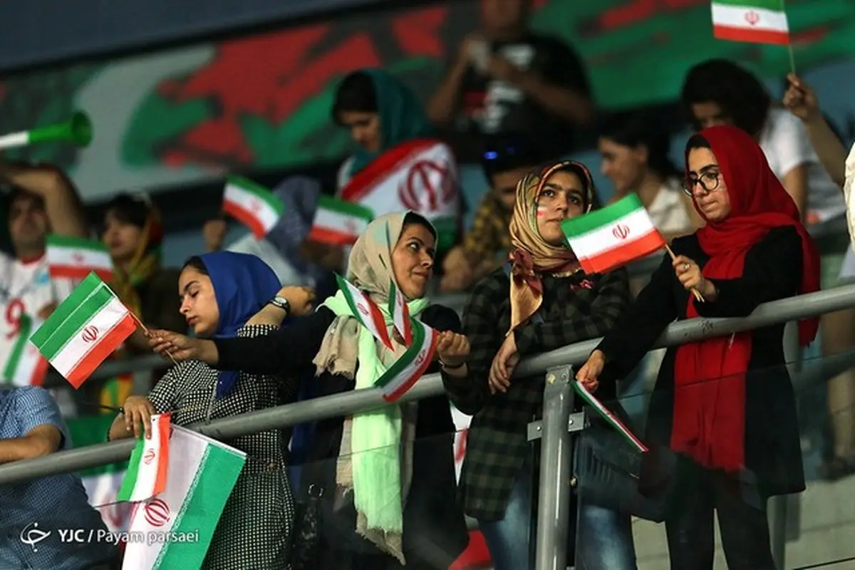 دختران حامی تیم ملی والیبال در ورزشگاه/عکس