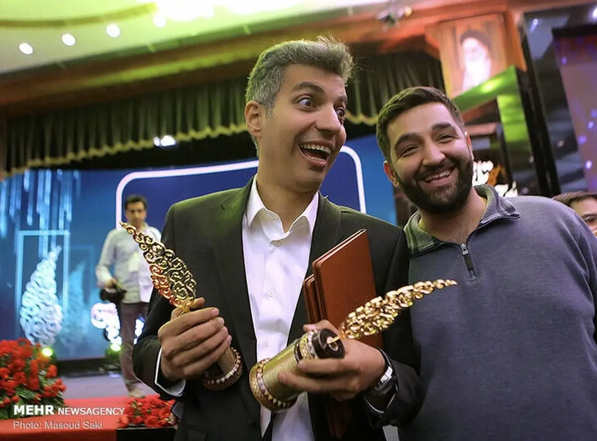 چهره متعجب و خوشحال فردوسی‌پور پس از کسب دو جایزه / عکس