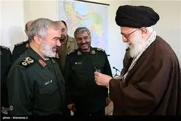 اعطای نشان فتح به فرماندهان نیروی دریایی سپاه توسط رهبری/ تصاویر