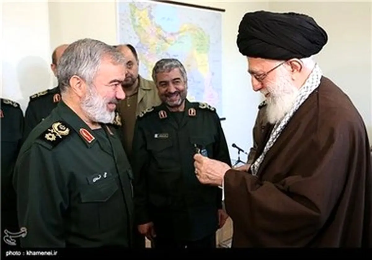 اعطای نشان فتح به فرماندهان نیروی دریایی سپاه توسط رهبری/ تصاویر