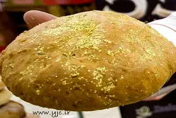 نان سنتی با گرد طلا/ عکس