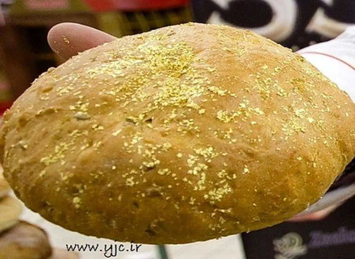 نان سنتی با گرد طلا/ عکس