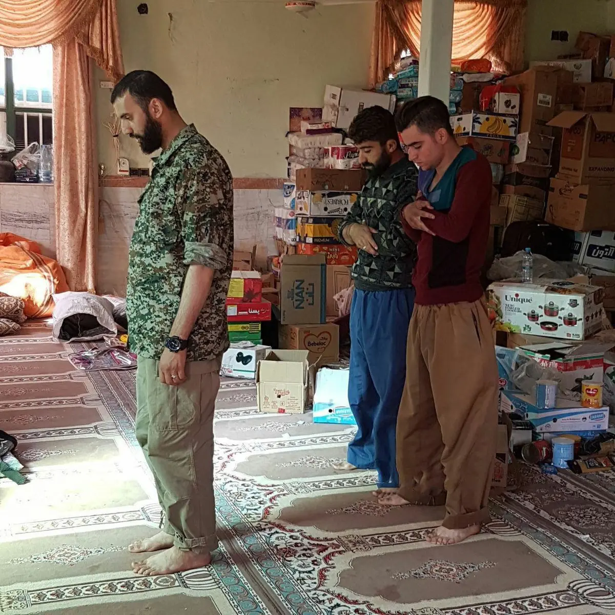 تصویری زیبا از نماز وحدت در مناطق زلزله زده