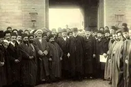 حکم مشروطه در دست صدراعظم ایران/عکس