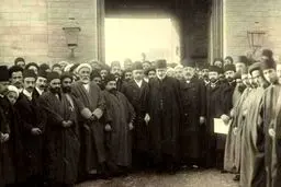 حکم مشروطه در دست صدراعظم ایران/عکس