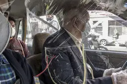 روش جالب فاصله گذاری اجتماعی در یک تاکسی + عکس