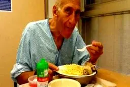 جدیدترین عکس نخست وزیر سابق اسرائیل در زندان/ اولمرت یکشنبه آزاد می‌شود