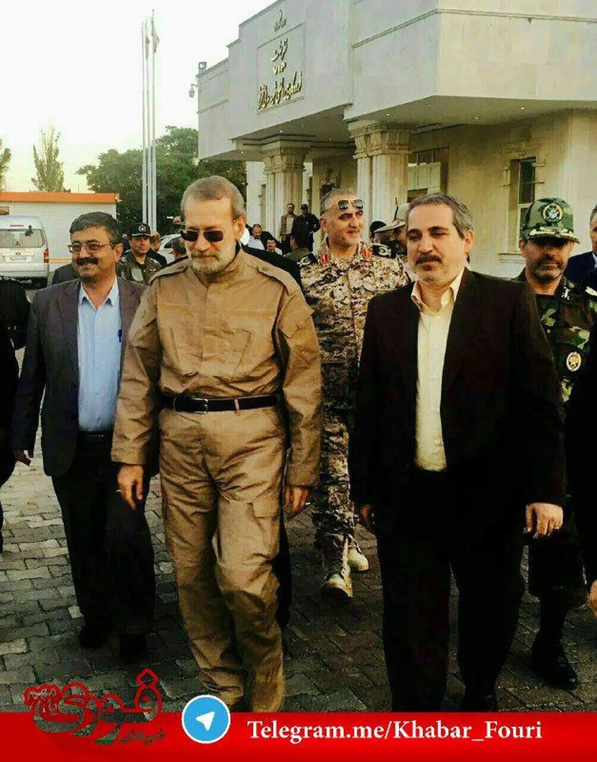 عکسی از لباس متفاوت علی لاریجانی