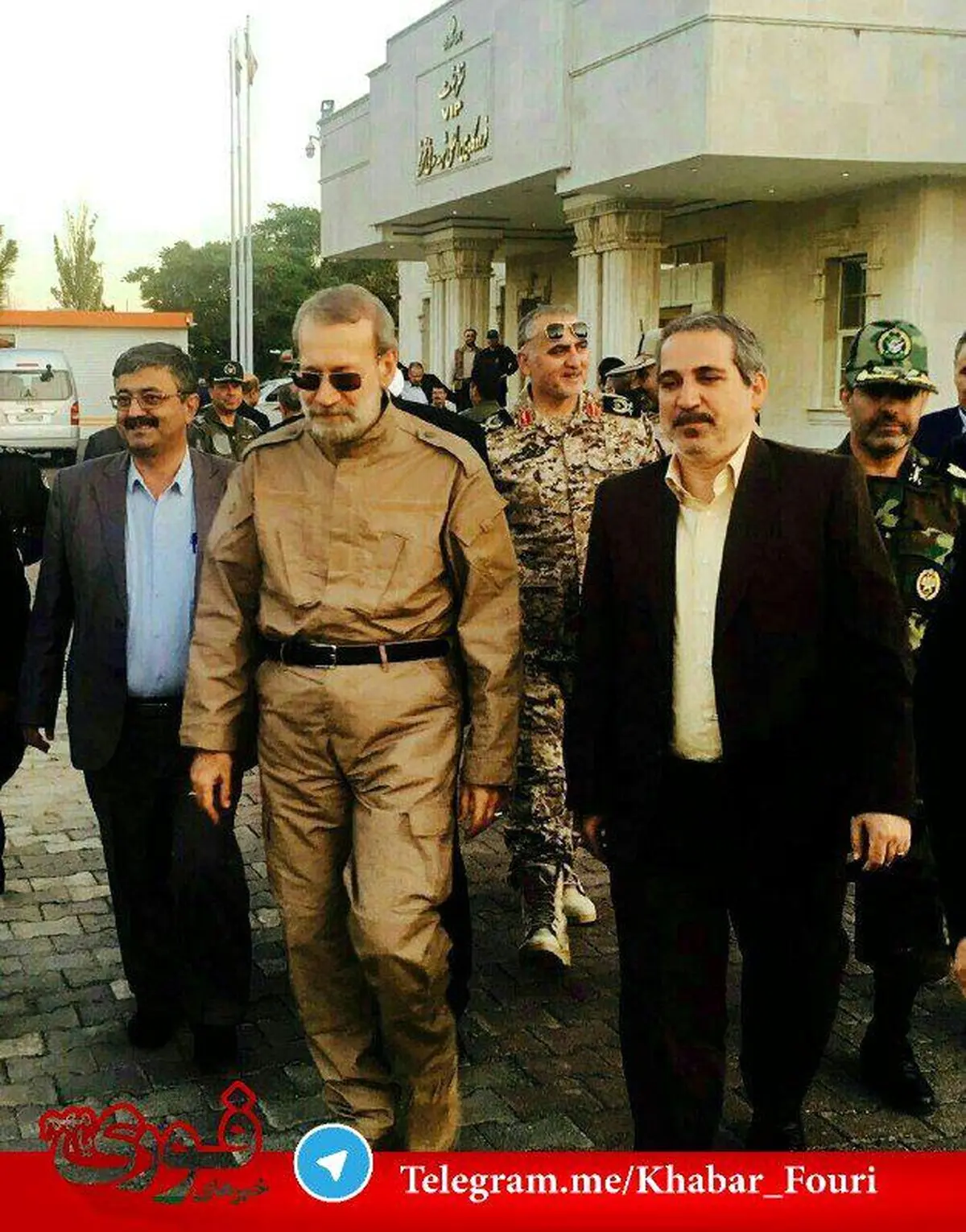 عکسی از لباس متفاوت علی لاریجانی